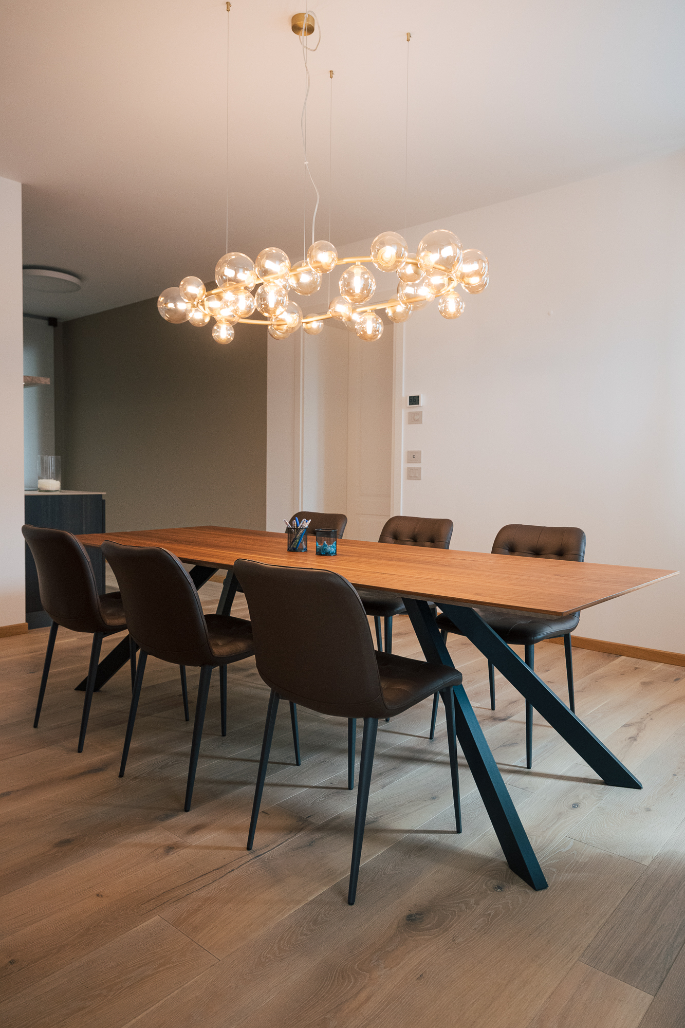 Angolo cucina dell’ufficio con mobili scuri, piano in laminato effetto pietra