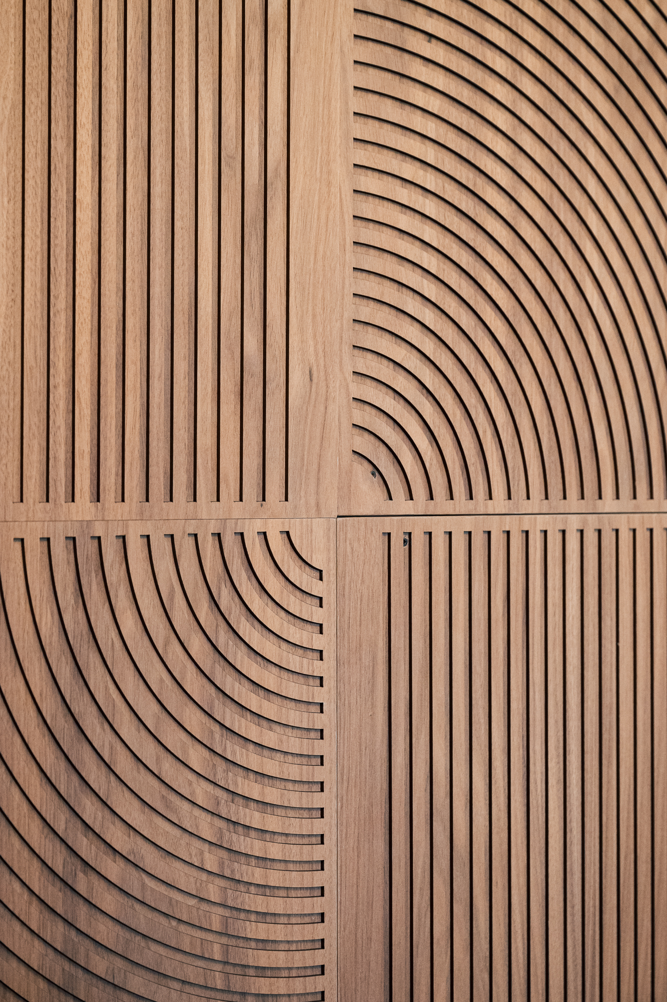 Dettaglio del rivestimento in legno lavorato con motivo geometrico