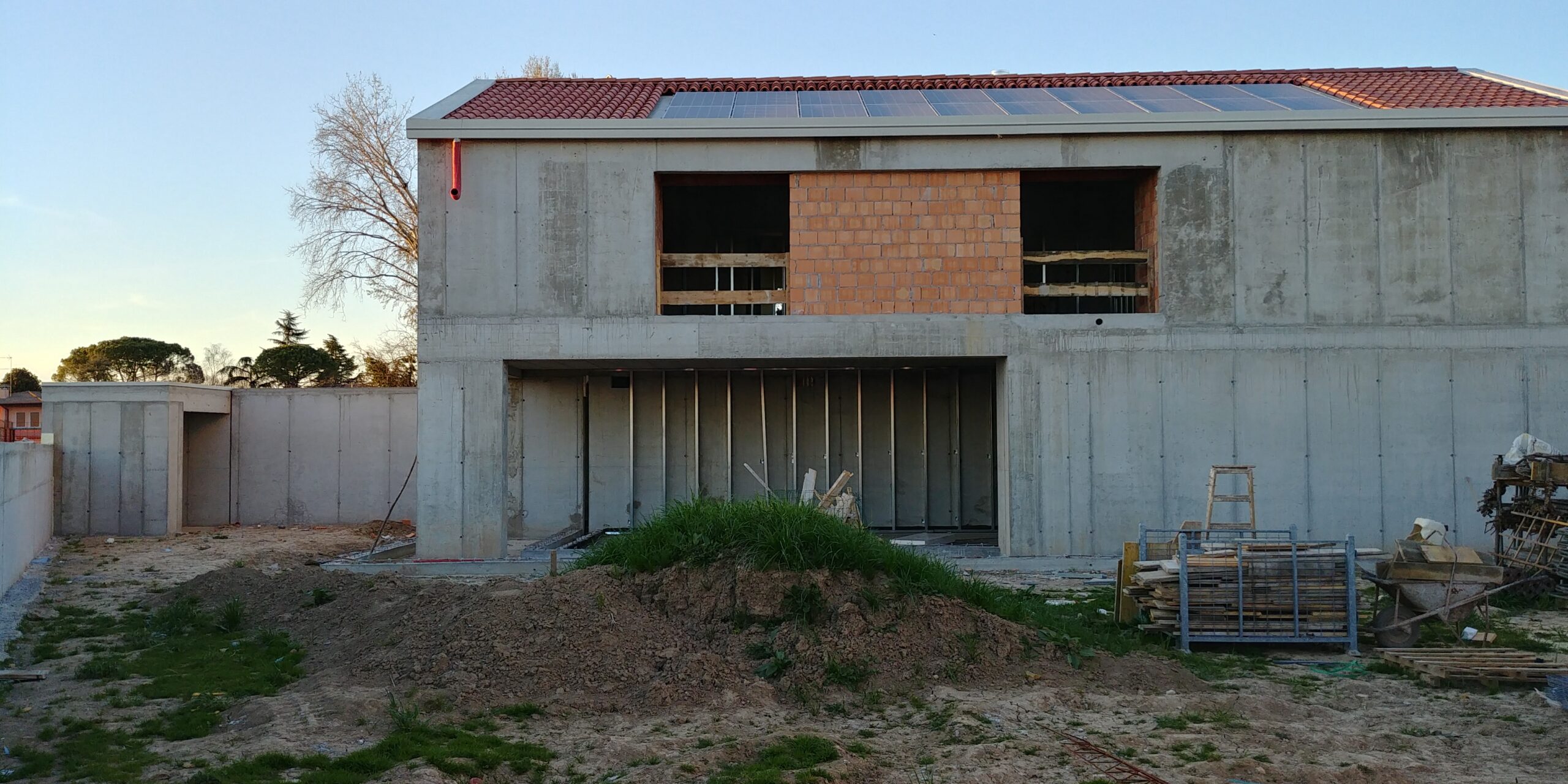 Casa in fase di costruzione con struttura in calcestruzzo e tamponamenti in laterizio