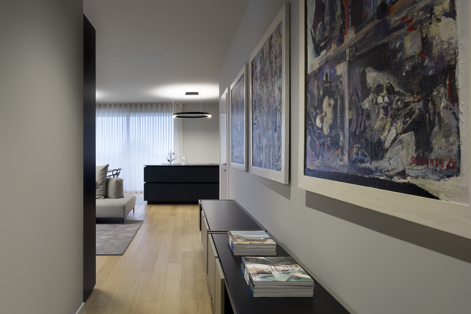 Appartamento GM, ingresso con mobili scuri e quadri colorati