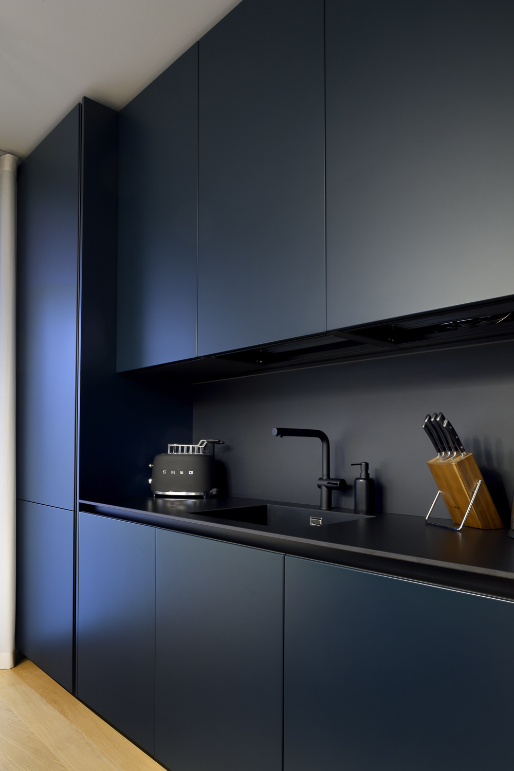 Appartamento GM, cucina con riflessi blu