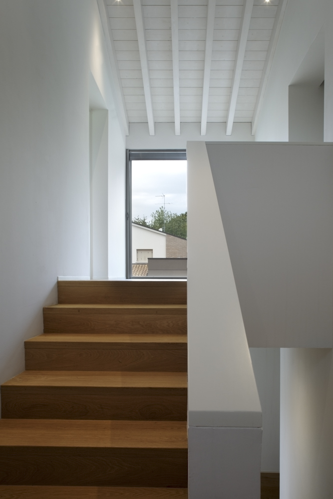 Casa GZ, scala interna in legno illuminata dalla grande apertura verticale