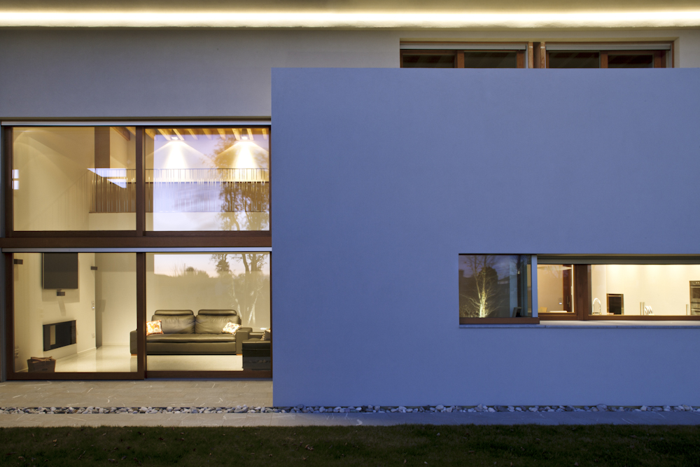 Casa CP, facciata illuminata con grandi aperture verso gli spazi interni