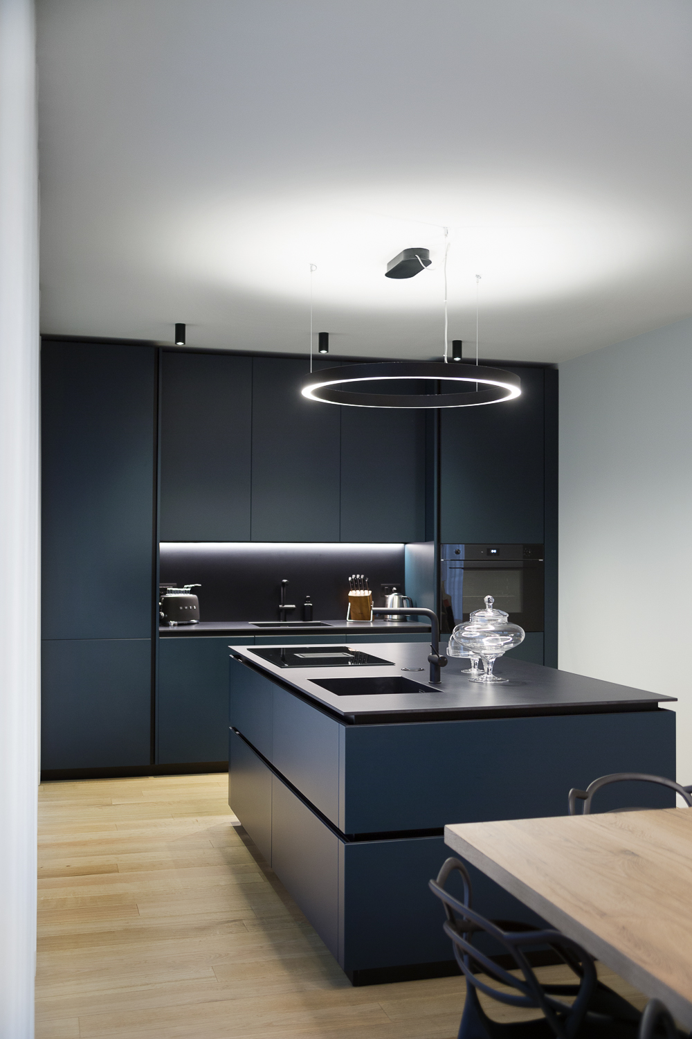 Appartamento GM, cucina blu notte con luci accese