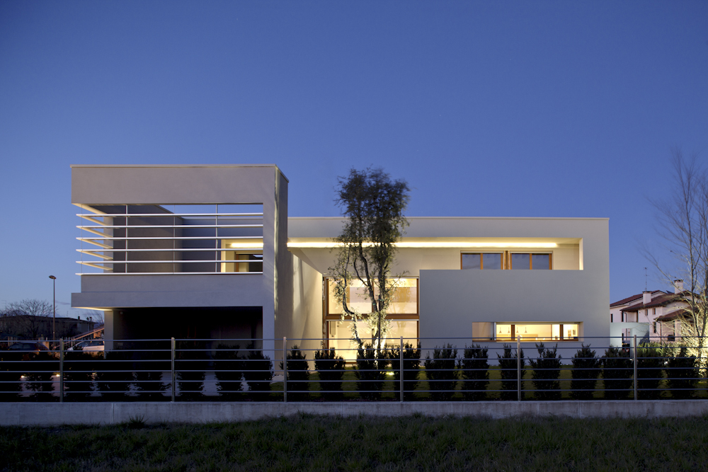 Casa CP, abitazione contemporanea illuminata al tramonto