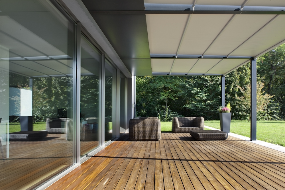 Casa GZ, terrazza in legno coperta dalla pergola e affacciata sul giardino