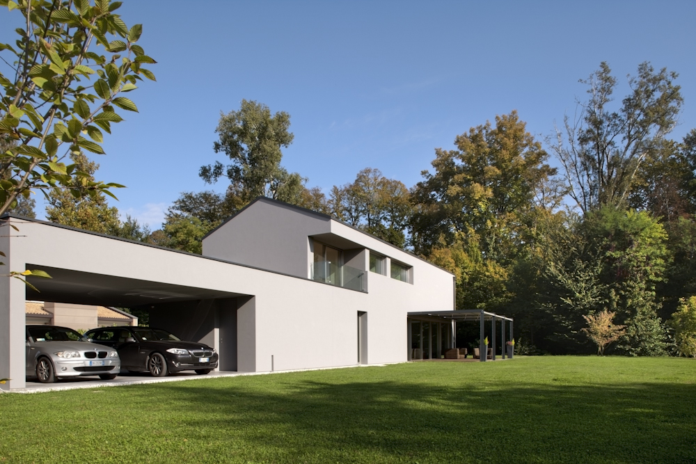 asa GZ, vista dell’abitazione dal grande giardino con autorimessa e pergola