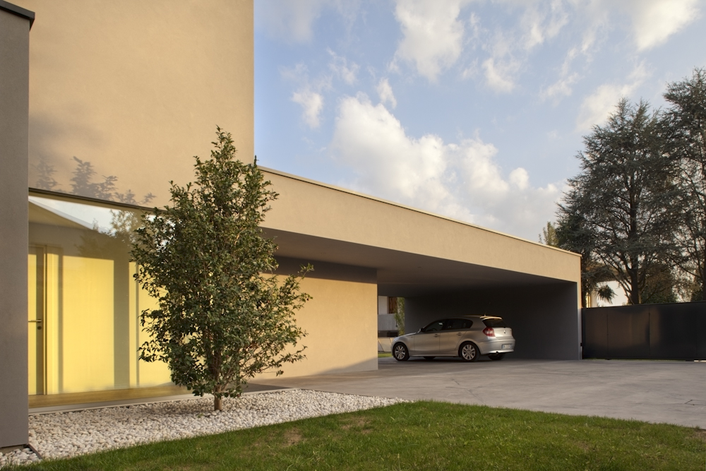 Casa GZ, fronte laterale con vetrata ingresso