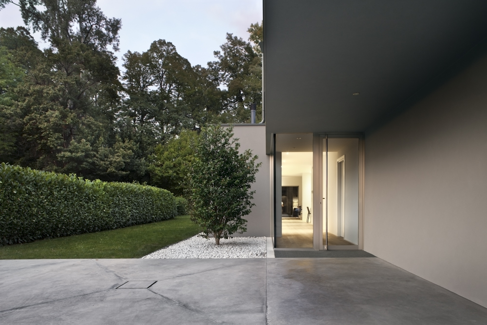Casa GZ, percorso coperto verso l’ingresso con apertura vetrata sul fondo