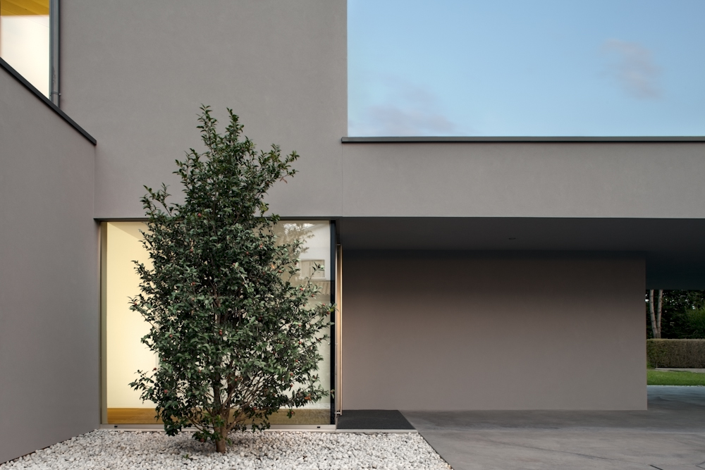 Casa GZ, dettaglio del volume d’ingresso con albero inserito nella corte