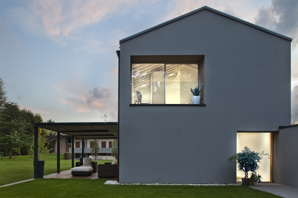 Casa GZ, casa contemporanea con facciata grigia, grande finestra e portico sul giardino