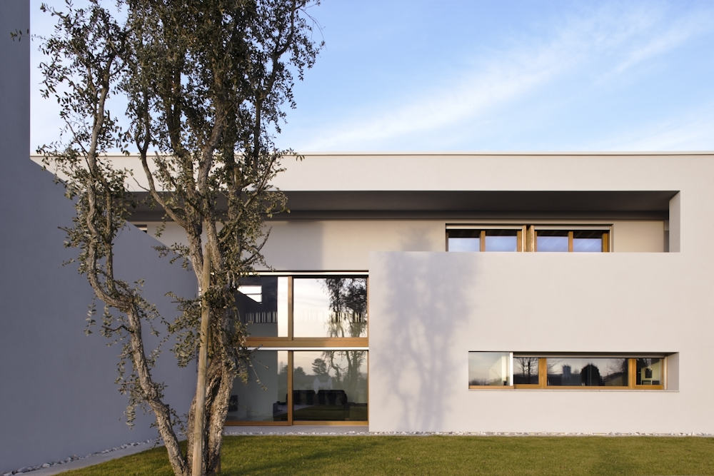 Casa CP, facciata sul giardino con grande vetrata a doppia altezza
