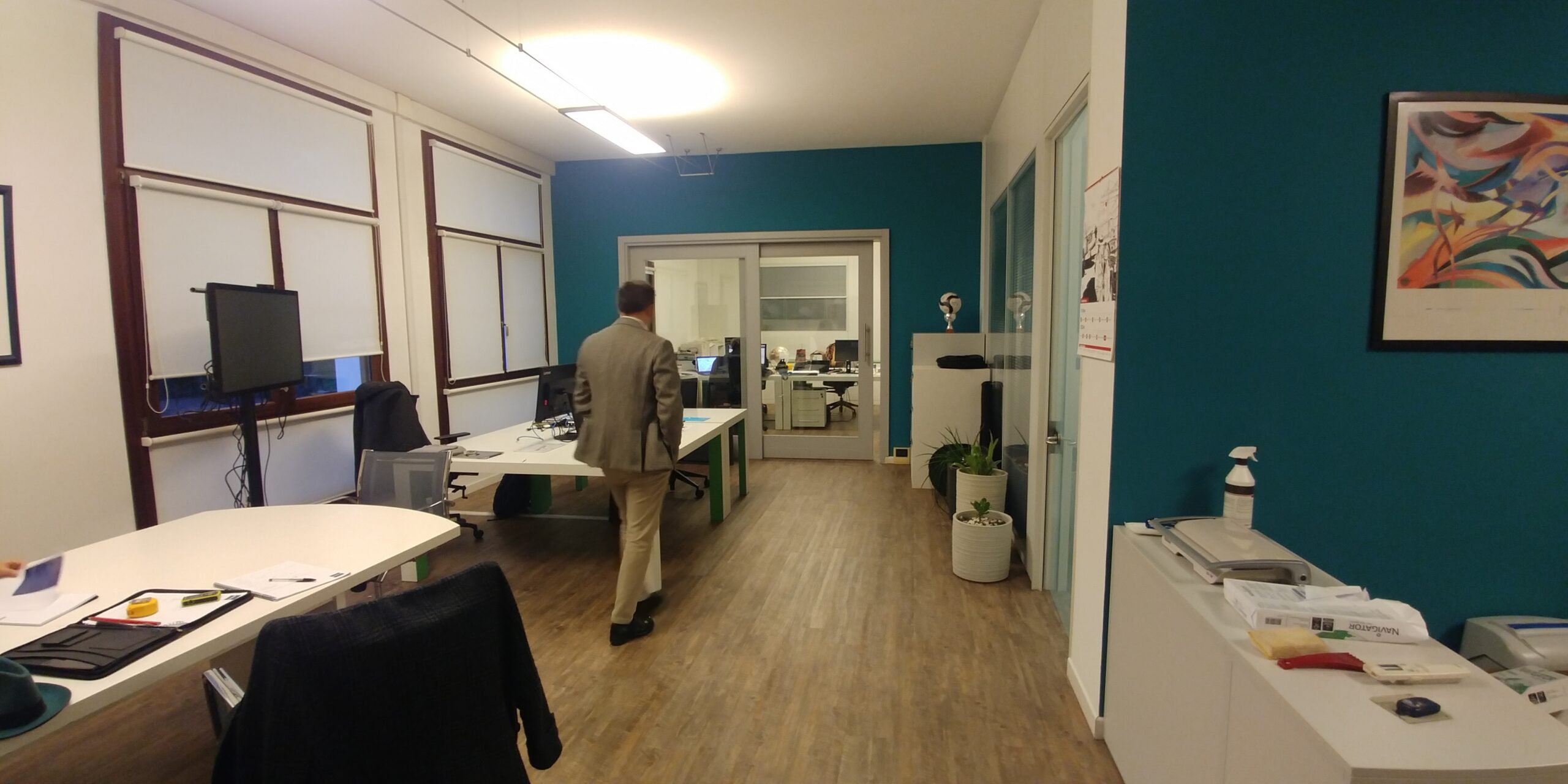 Spazio di lavoro prima della riorganizzazione con postazioni, arredi eterogenei e percorsi poco definiti