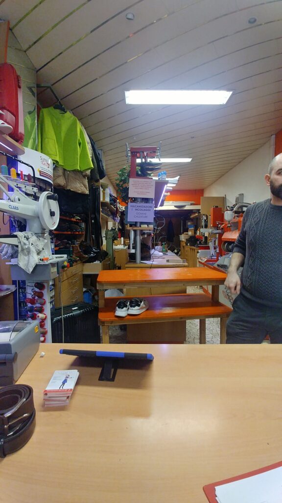 Laboratorio della calzoleria prima del progetto con macchinari, attrezzature e stoccaggio a vista