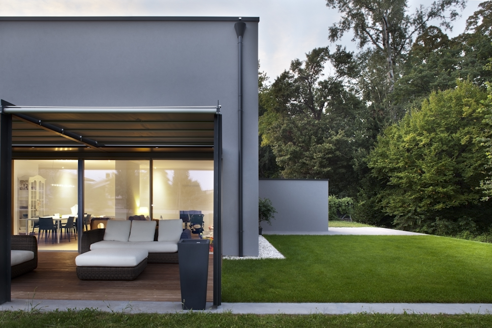 Casa GZ, soggiorno aperto verso il giardino attraverso la grande parete vetrata