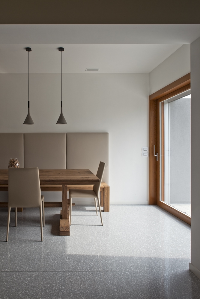 Casa CP, zona pranzo con portafinestra e luce naturale