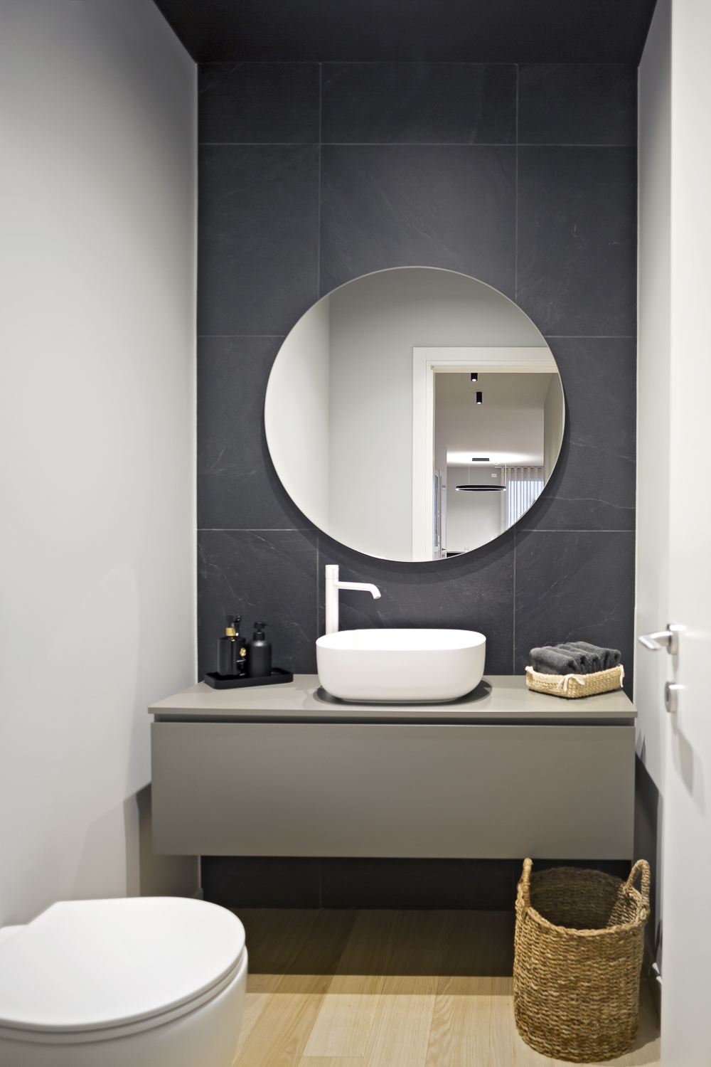 Appartamento GM, bagno di servizio con lavabo sospeso e rivestimento scuso
