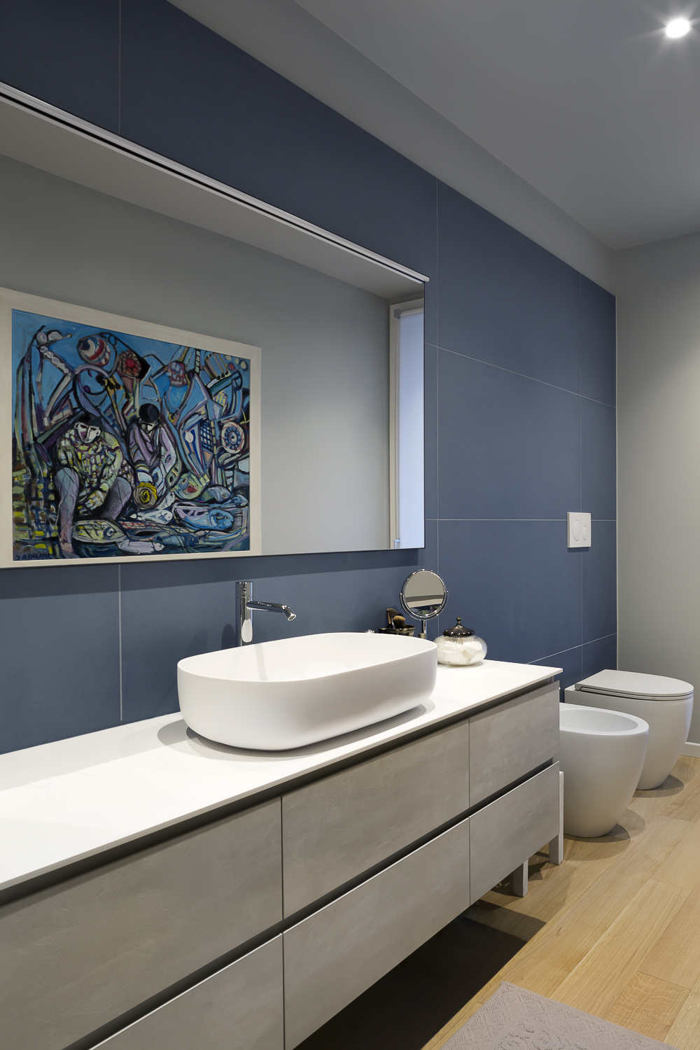 Appartamento GM, bagno contemporaneo con rivestimento blu e lavabo sospeso