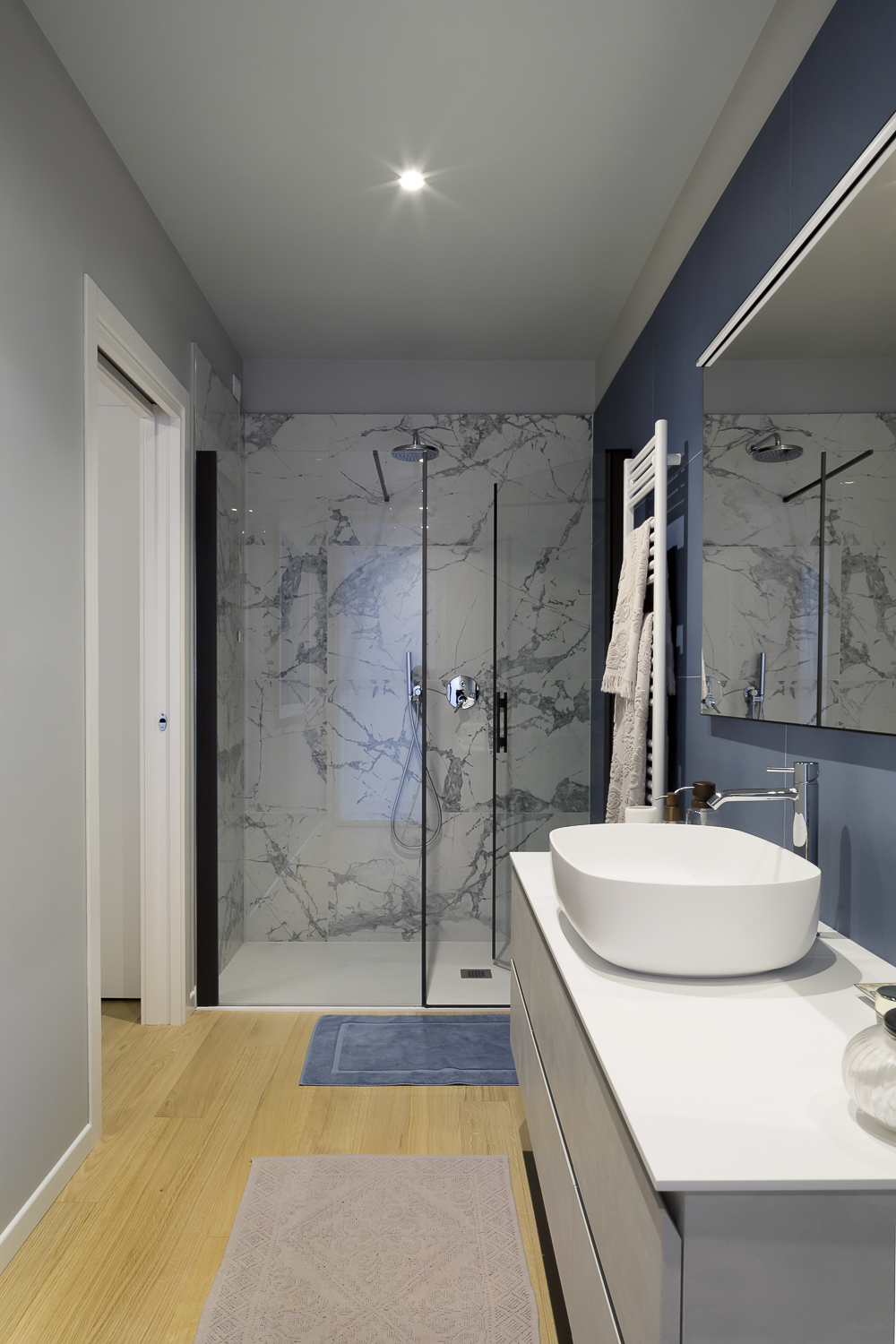 Appartamento GM, bagno contemporaneo con rivestimento effetto marmo calacatta