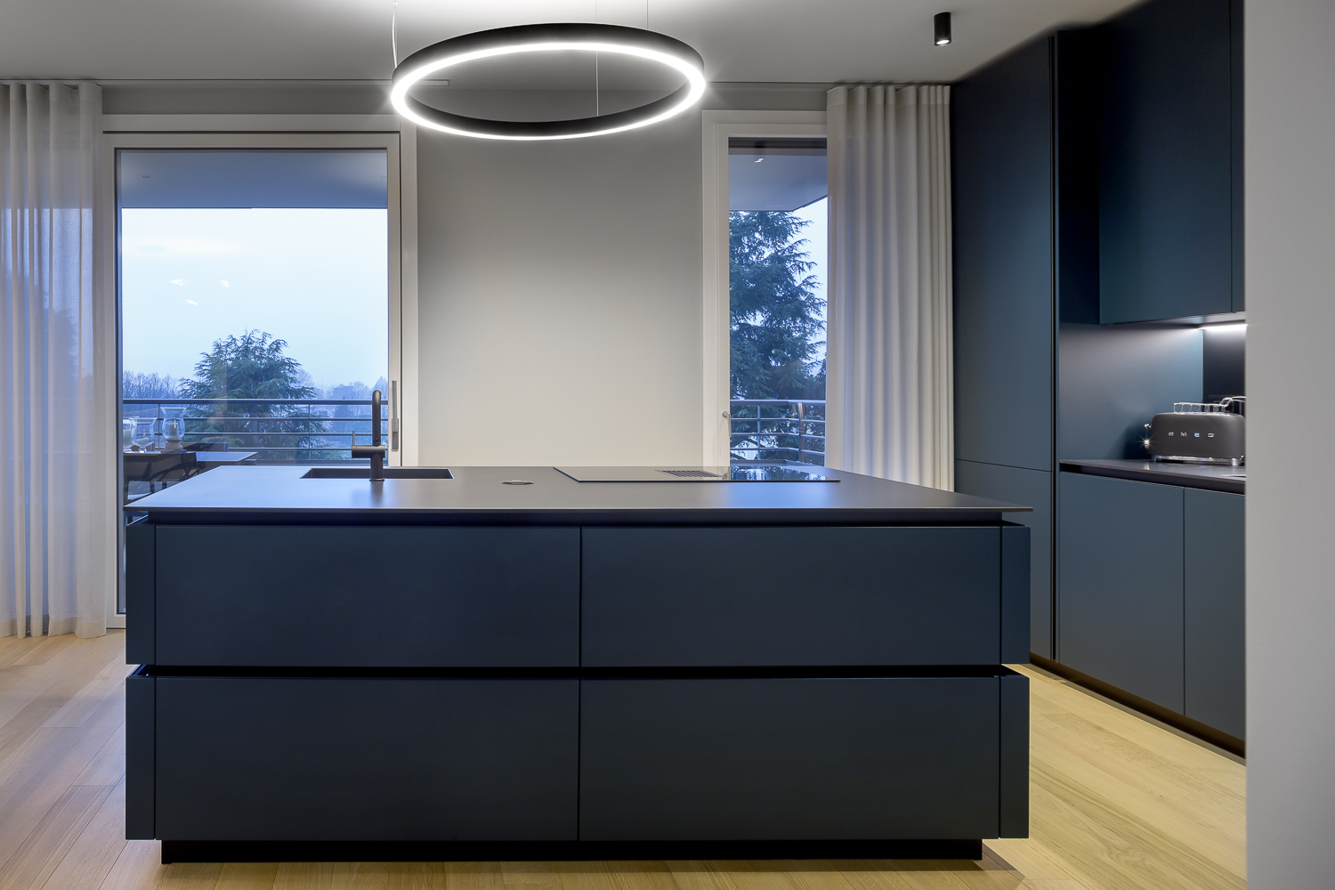 Appartamento GM, cucina con isola centrale e pensili scuri