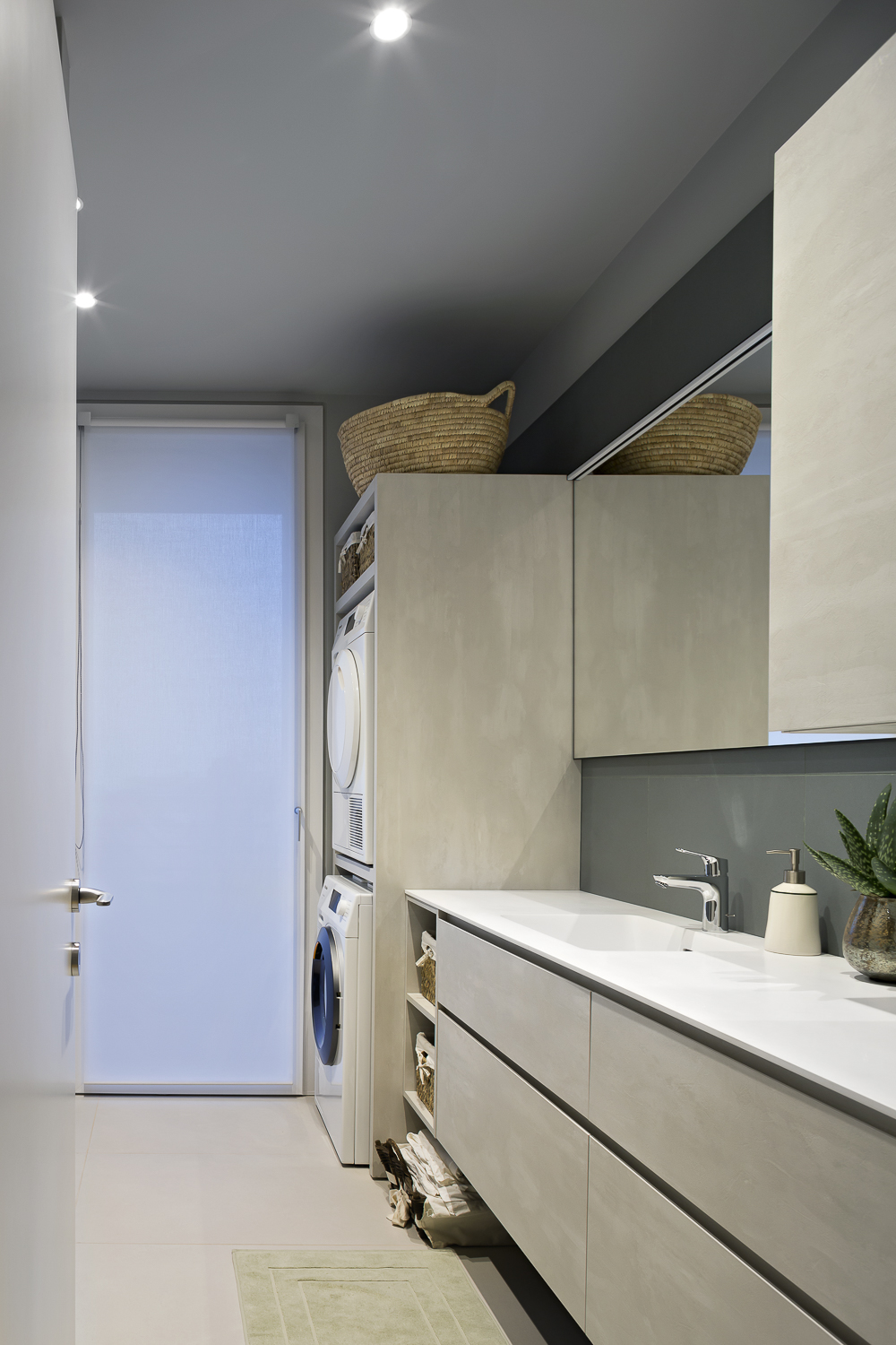 Appartamento GM, bagno lavanderia dai toni chiari e rivestimento pareti verde