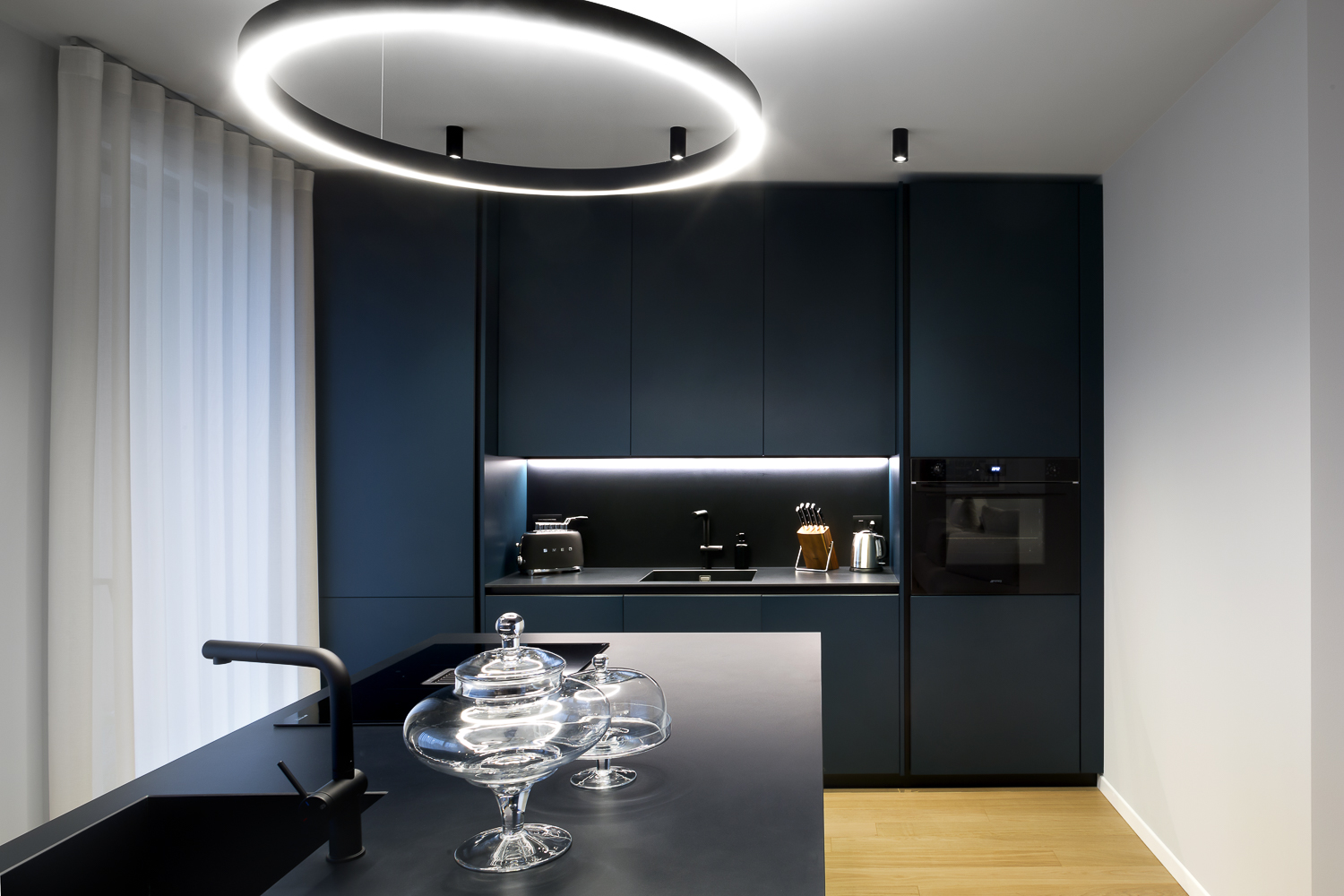 Appartamento GM, cucina colore blu notte