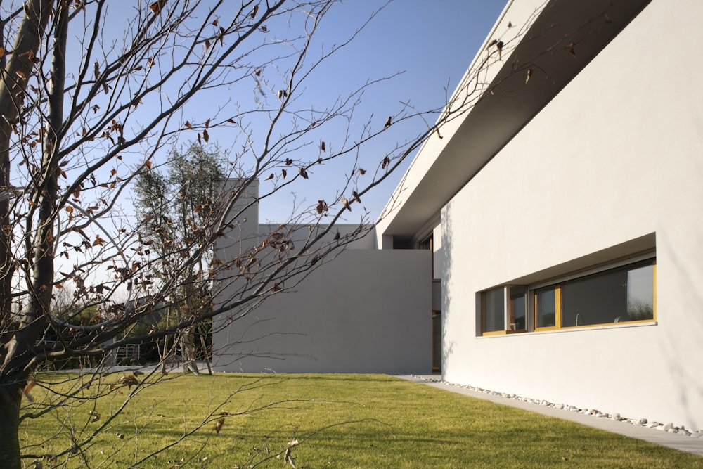 Casa CP, prospetto laterale con finestra orizzontale e giardino