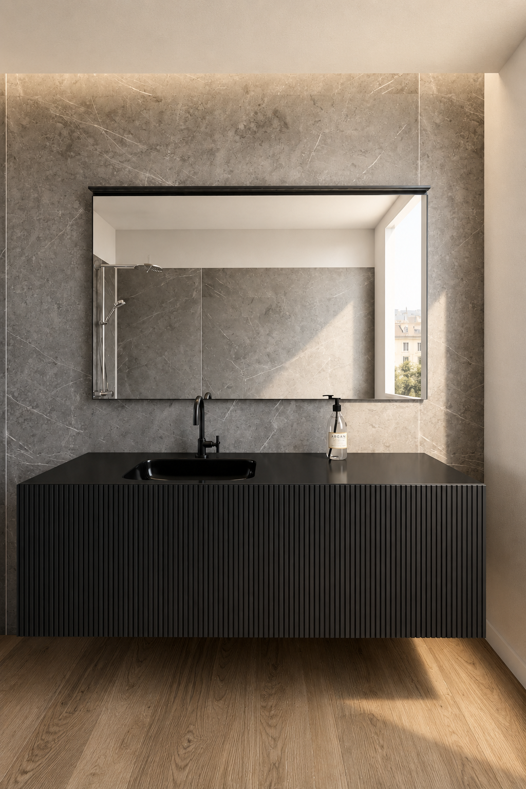 Bagno con lavabo sospeso, grande specchio retroilluminato e rivestimento effetto pietra