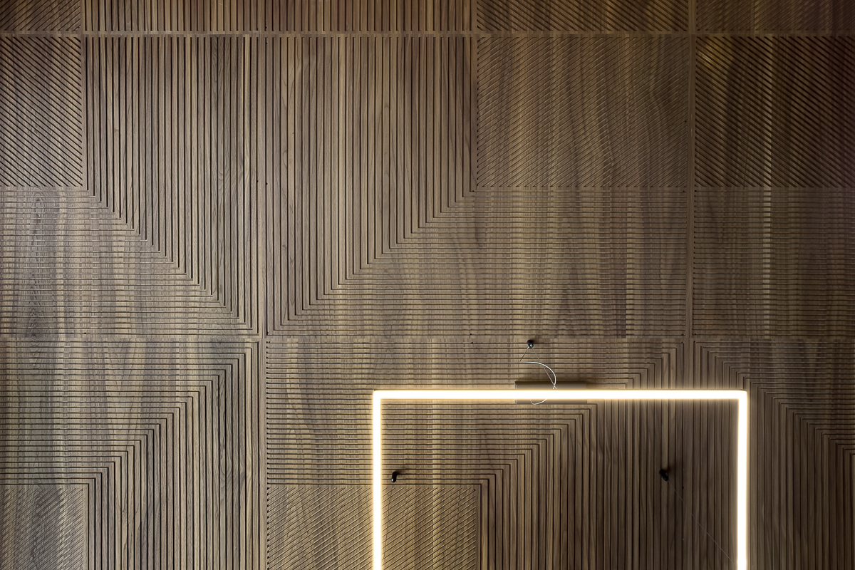 Appartamento YL, dettaglio del soffitto rivestito in noce canaletto con disegno geometrico e illuminazione integrata
