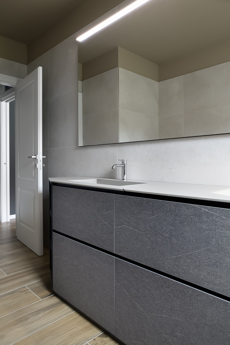 Appartamento YL, dettaglio del bagno con finitura effetto pietra