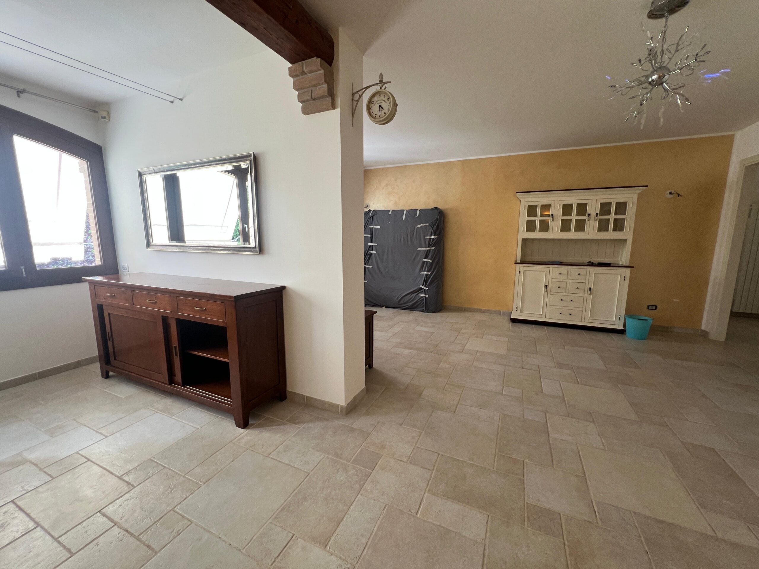 Zona giorno prima del restyling con arredi tradizionali e finiture esistenti