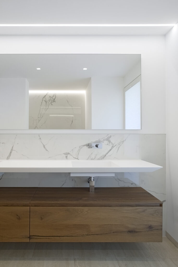 Casa P, bagno contemporaneo con lavabo sospeso, mobile in legno e grande specchio