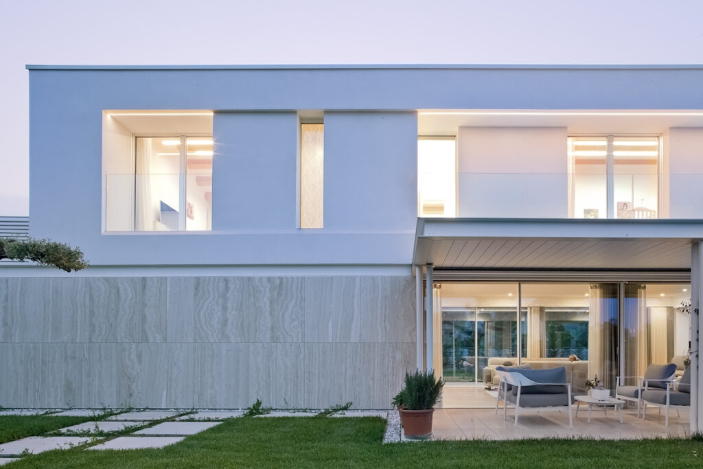 Casa P, villa contemporanea con grandi vetrate e portico sul giardino
